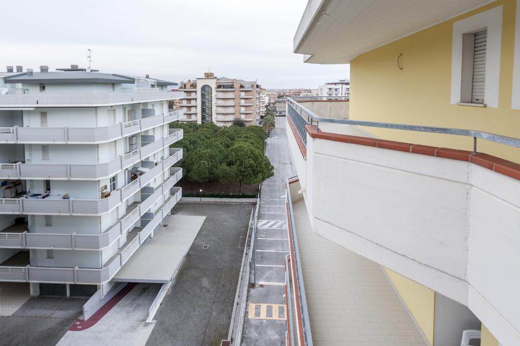 Palazzo Giallo Alba Adriatica Dış mekan fotoğraf