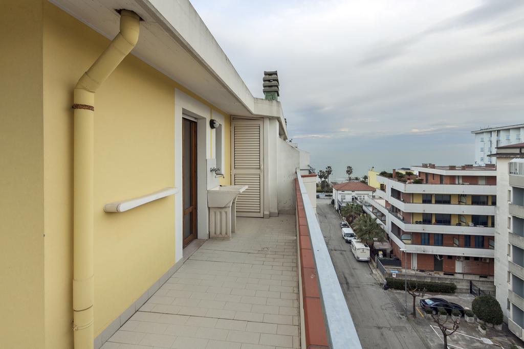 Palazzo Giallo Alba Adriatica Dış mekan fotoğraf